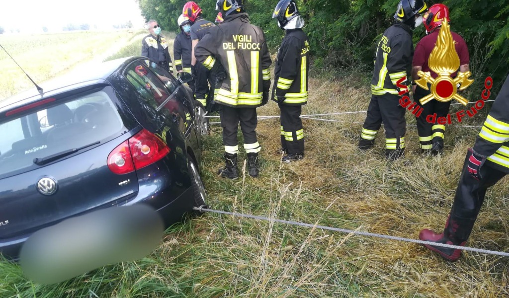 Esce di strada con l’auto e si ferma in bilico sul bordo di un canale pieno d’acqua