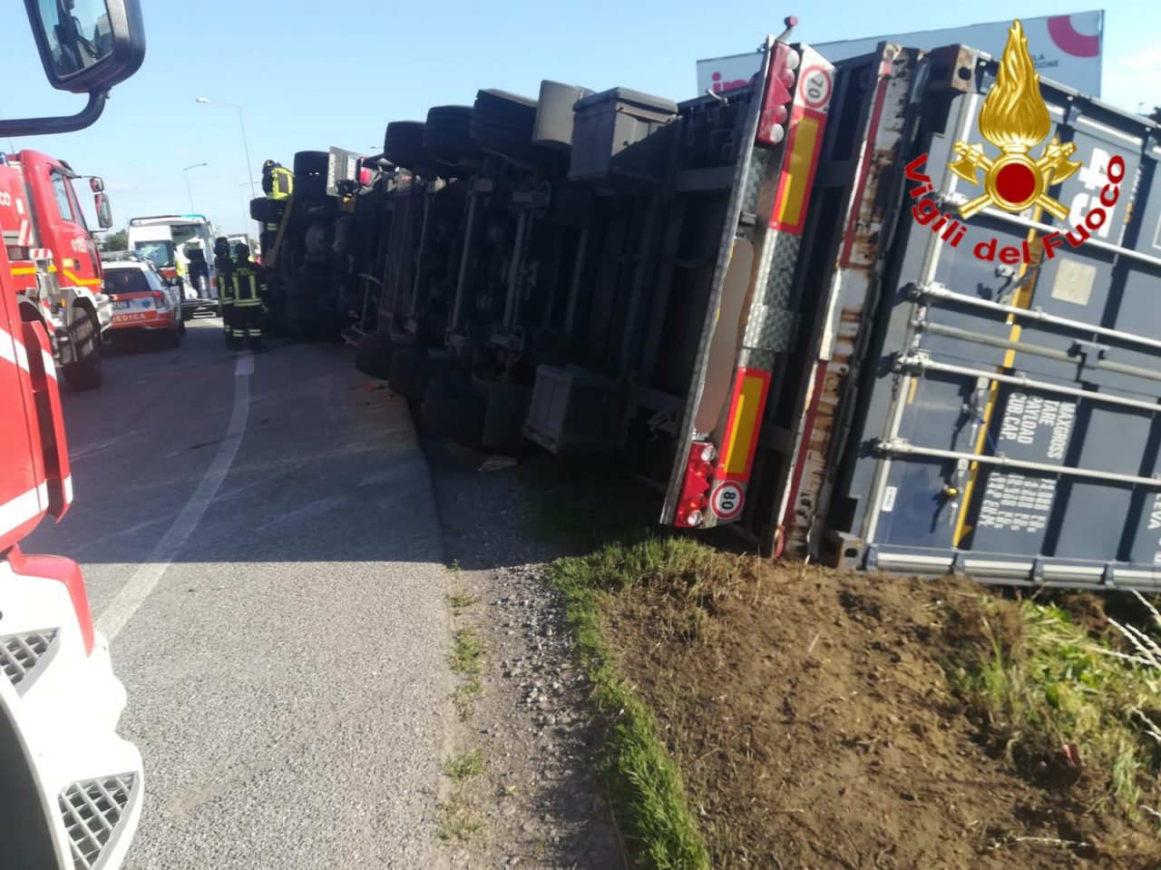 Camion pieno di detersivi si ribalta a bordo strada, paura per autista 33enne FOTO