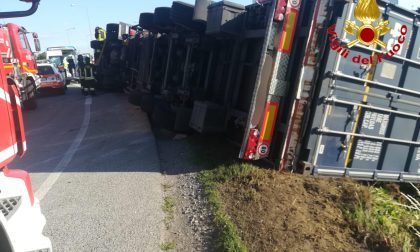 Camion pieno di detersivi si ribalta a bordo strada, paura per autista 33enne FOTO