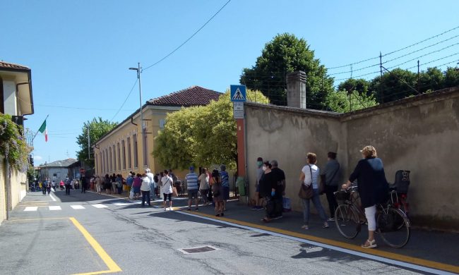 Caos al mercato di Rivolta d’Adda: lunghe code, assembramenti e cittadini furiosi