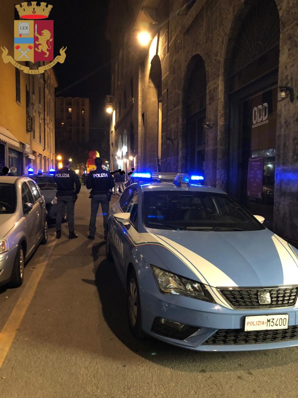 In 21 (alcuni minorenni) si accalcano davanti a furgone che vende cibi d’asporto: tutti sanzionati