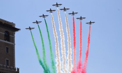 Le Frecce Tricolori sorvolano i cieli lombardi: l'abbraccio simbolico con i colori italiani VIDEO