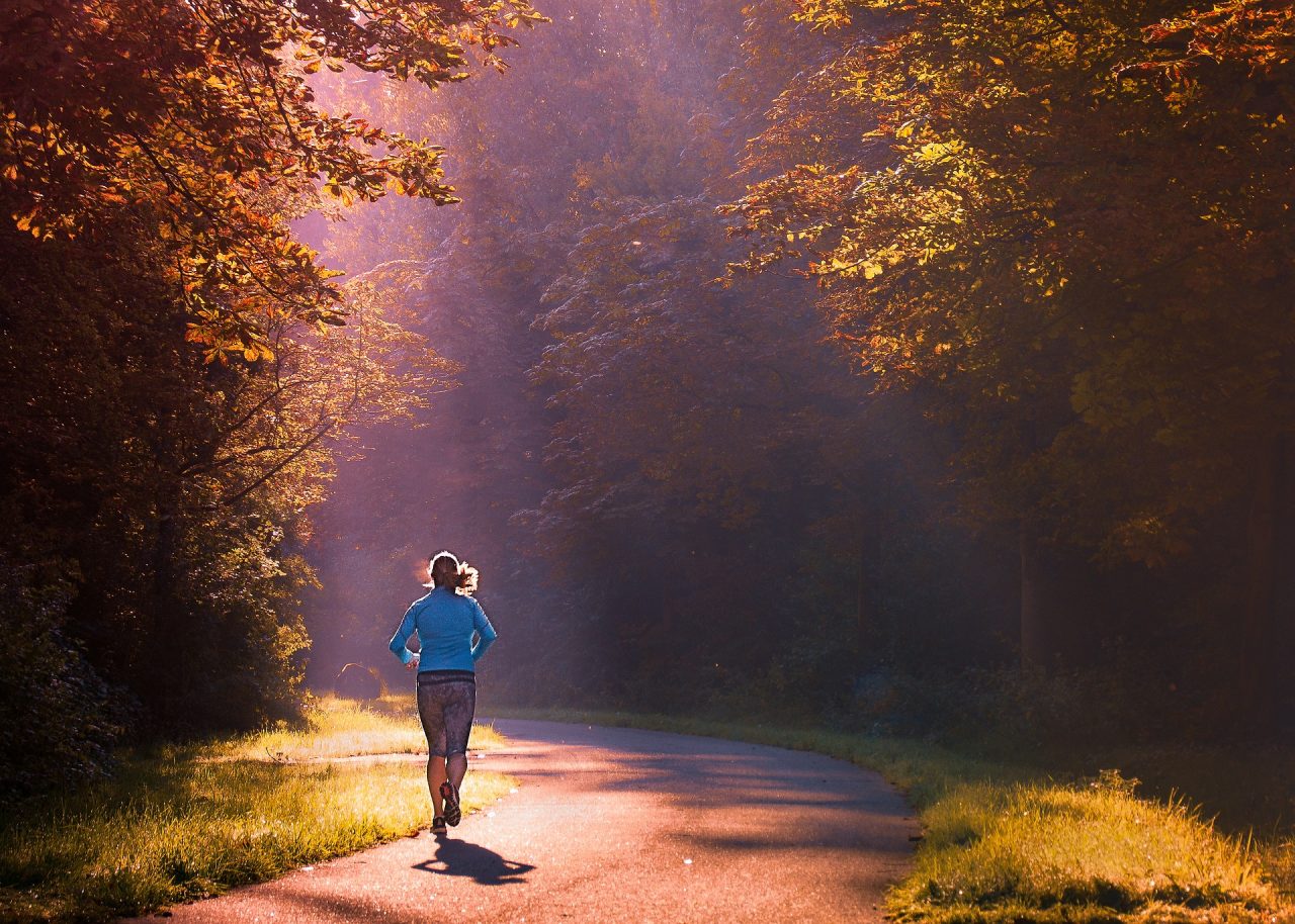 Correre all’aperto senza mettere la mascherina: ecco perchè si può fare