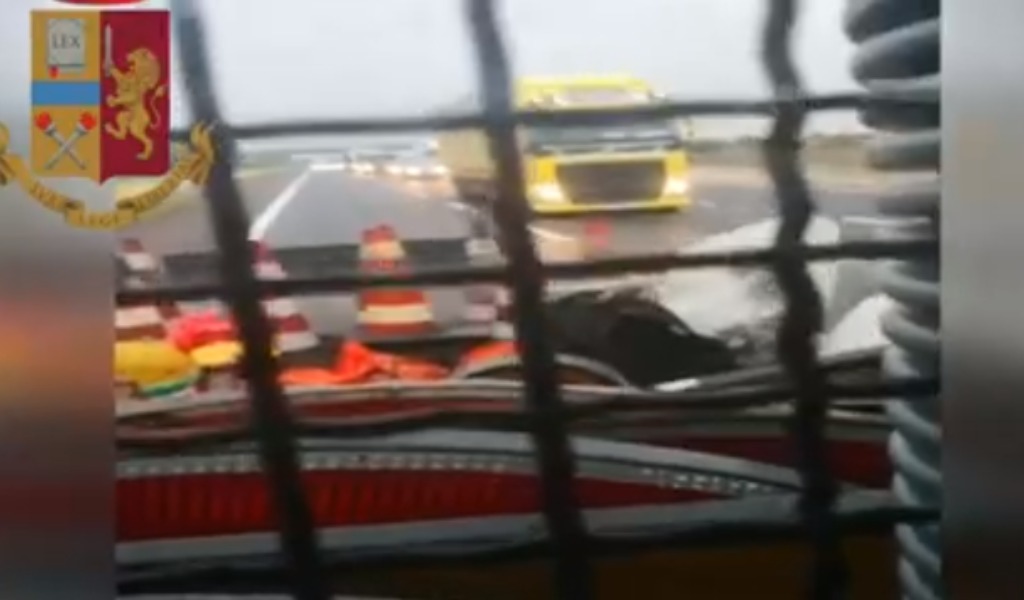 Tir sbanda sull’autostrada A1 a Lodi: l’autista era ubriaco VIDEO