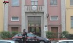 Aggredisce la moglie e la minaccia di morte con un coltello, poi si scaglia contro i Carabinieri