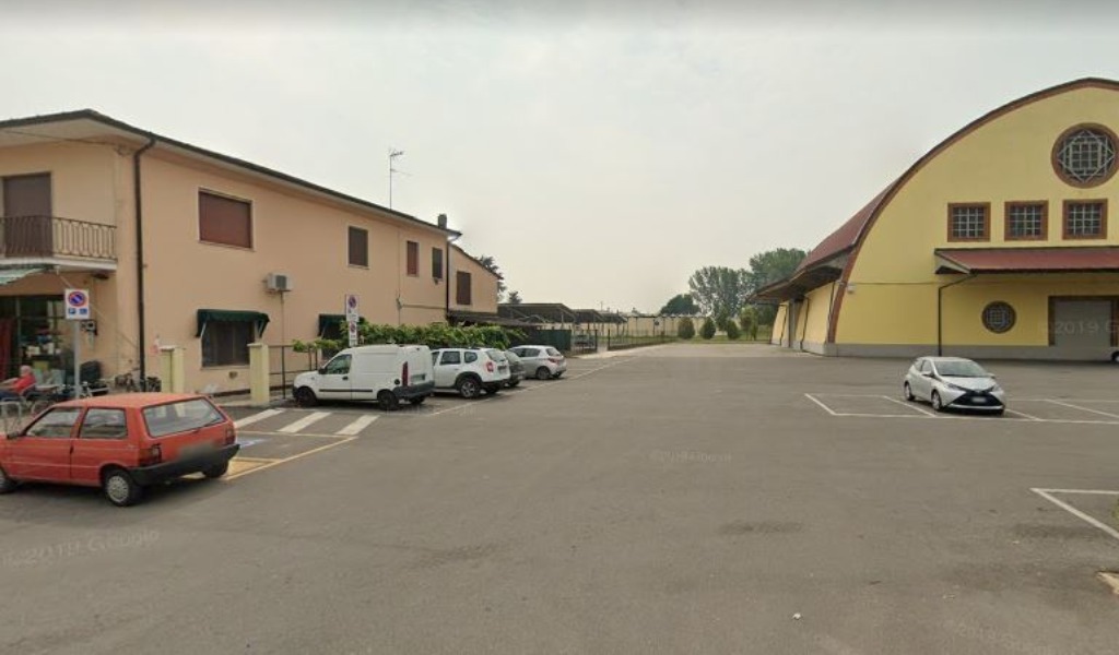 Cammina per strada e viene investita da auto in manovra