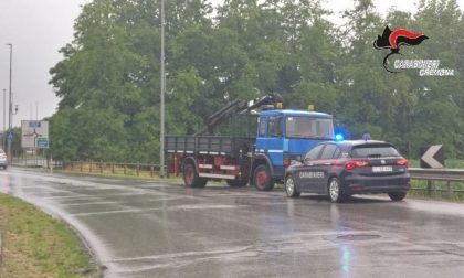 Alla guida di furgone rubato (e tallonato dai Carabinieri) si lancia dal mezzo in corsa