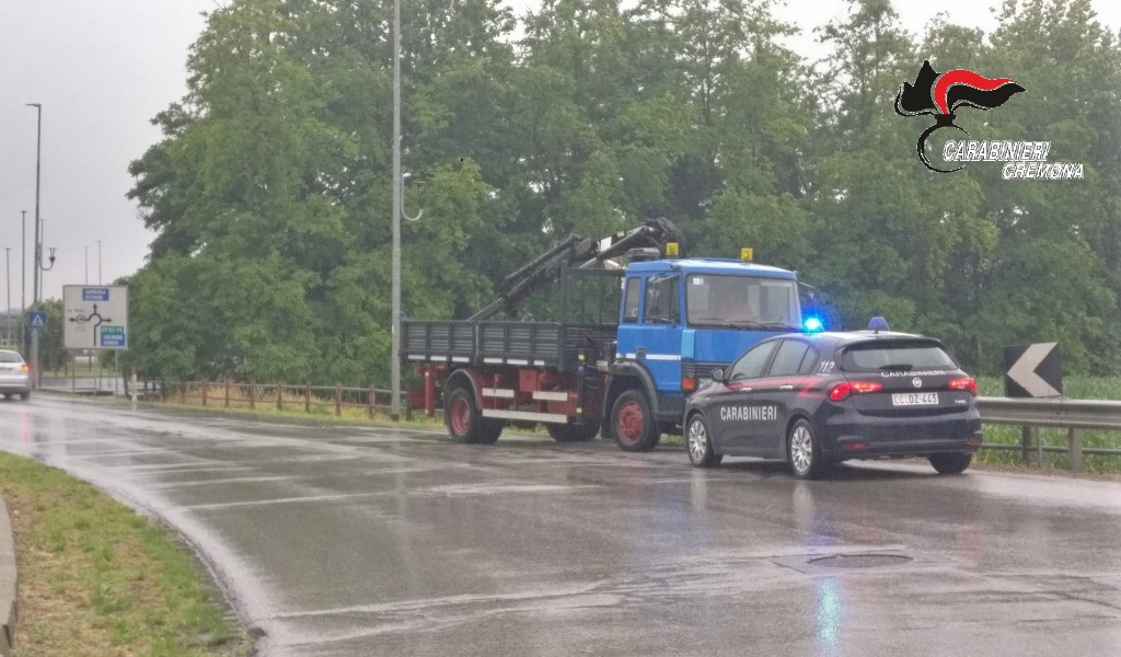 Alla guida di furgone rubato (e tallonato dai Carabinieri) si lancia dal mezzo in corsa