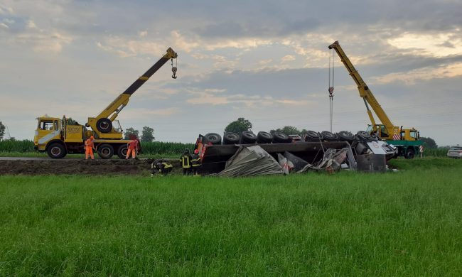 Tir si ribalta sulla Provinciale, traffico in tilt a Rivolta d’Adda