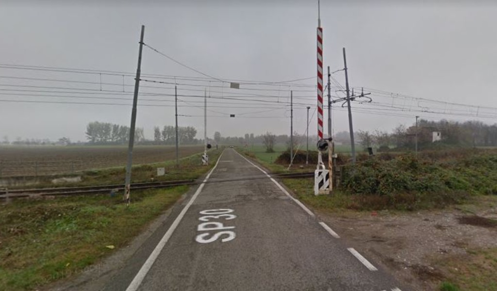 Con l’auto contro la sbarra del passaggio a livello, ferito 55enne