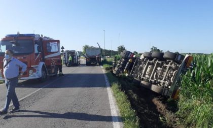 Camion cisterna si ribalta sulla provinciale, ferito un 53enne FOTO