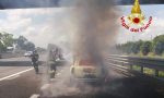 Auto in fiamme in A1: la conducente (miracolata) lancia l’allarme FOTO