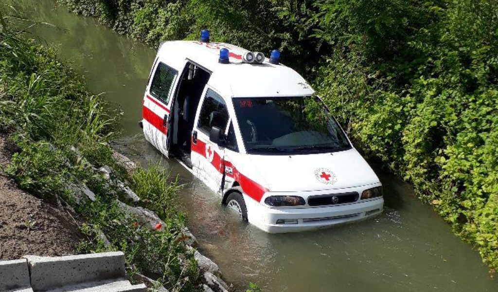 Schianto sulla via Emilia: un’ambulanza nel canale e quattro feriti FOTO