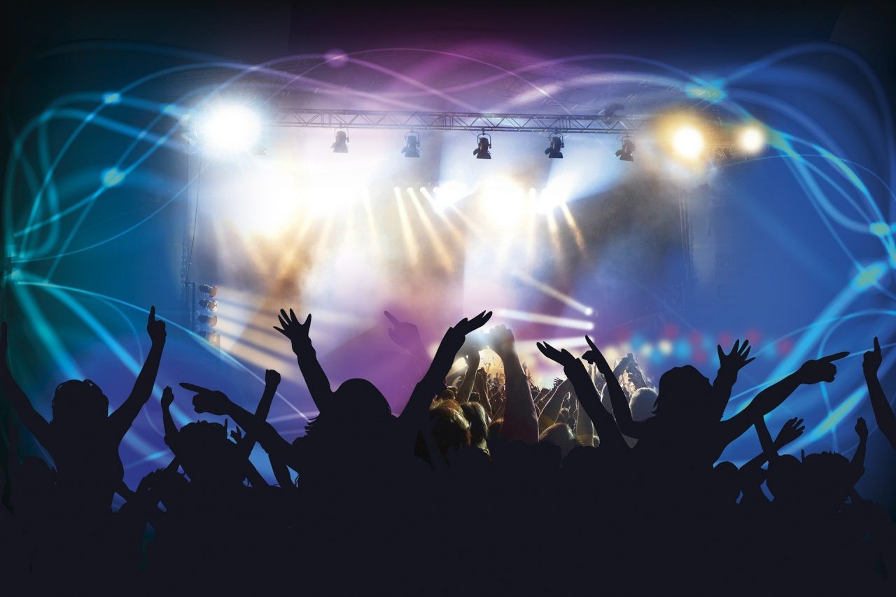 Dal 10 luglio si torna a ballare in discoteca, ma solo all’aperto e… occhio alle distanze