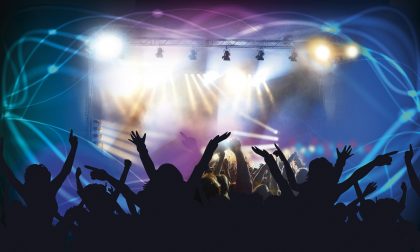 Dal 10 luglio si torna a ballare in discoteca, ma solo all'aperto e... occhio alle distanze