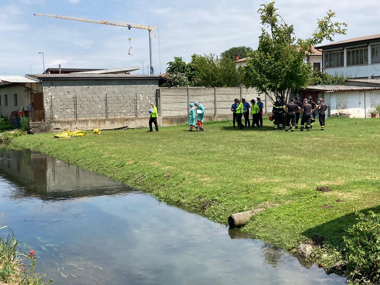 Accusa un malore e cade in una roggia piena d’acqua: inutili i soccorsi