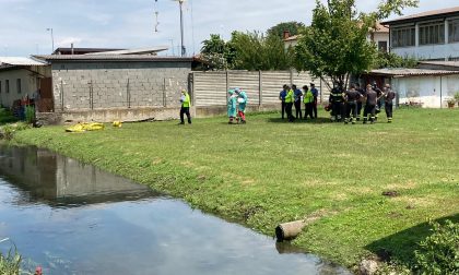 Accusa un malore e cade in una roggia piena d'acqua: inutili i soccorsi