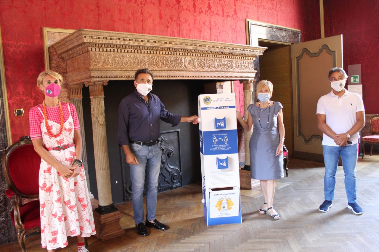 A Cremona 13 totem per l’igienizzazione delle mani grazie al Lions Club Torrazzo