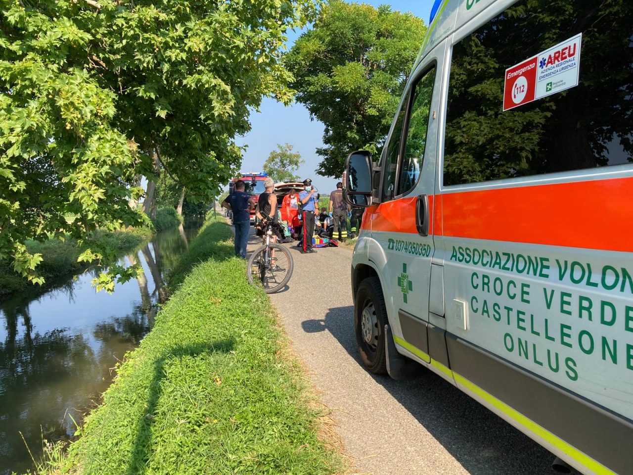 Malore in bici, cade in un fossato pieno d’acqua e muore annegato