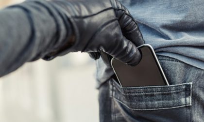 Sfila smartphone da un borsello e poi si dà alla fuga: denunciato