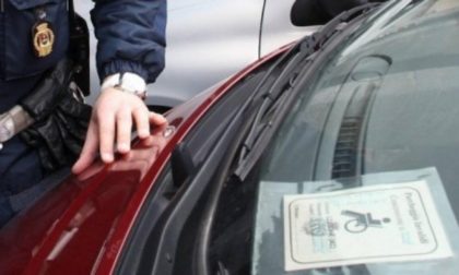Messo comunale falsifica pass per sostare nel parcheggio riservato ai disabili