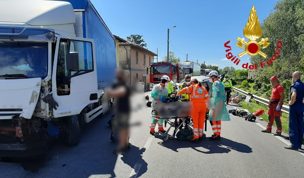 Scontro frontale tra un’auto e un camion: un morto e un ferito grave FOTO