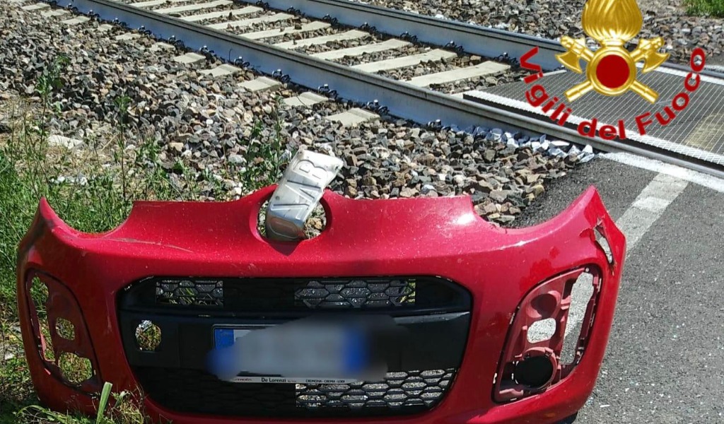 Morta mentre attraversa i binari in auto, si poteva evitare? La Procura apre un’indagine