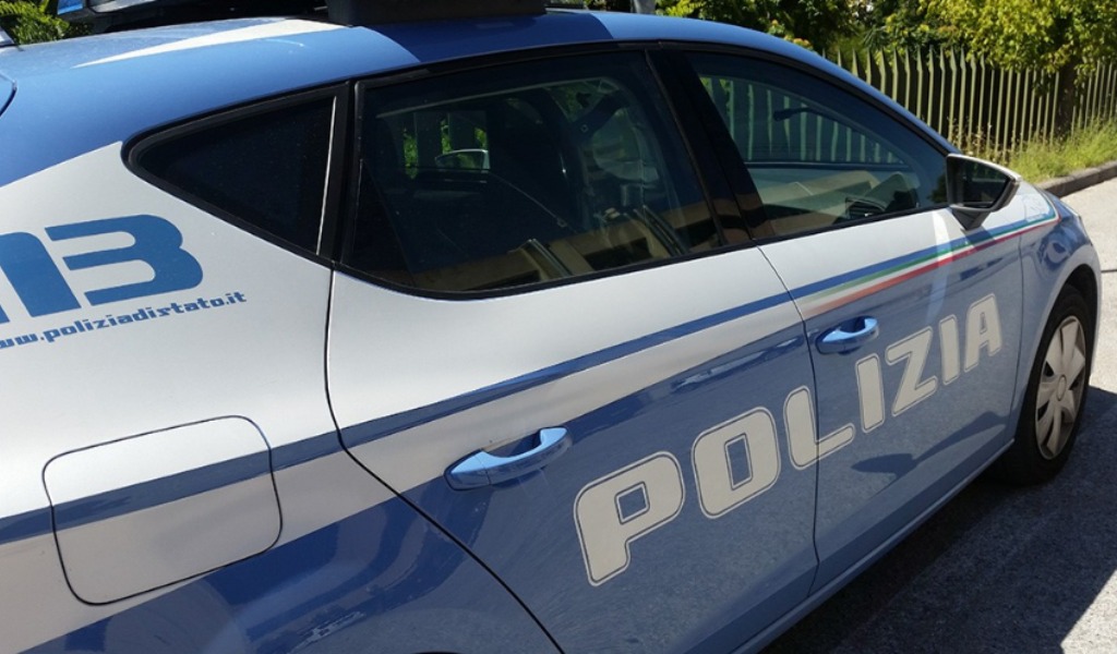 Arredi urbani danneggiati in Galleria XXV Aprile: denunciato un 27enne