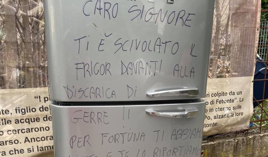 Abbandona frigorifero davanti alla discarica, il Sindaco glielo riporta a casa (con dedica e multa)