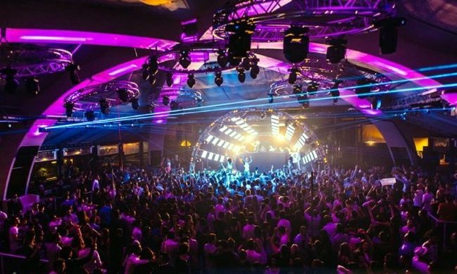 Da oggi discoteche chiuse in tutta Italia e obbligo di mascherina dalle 18 alle 6