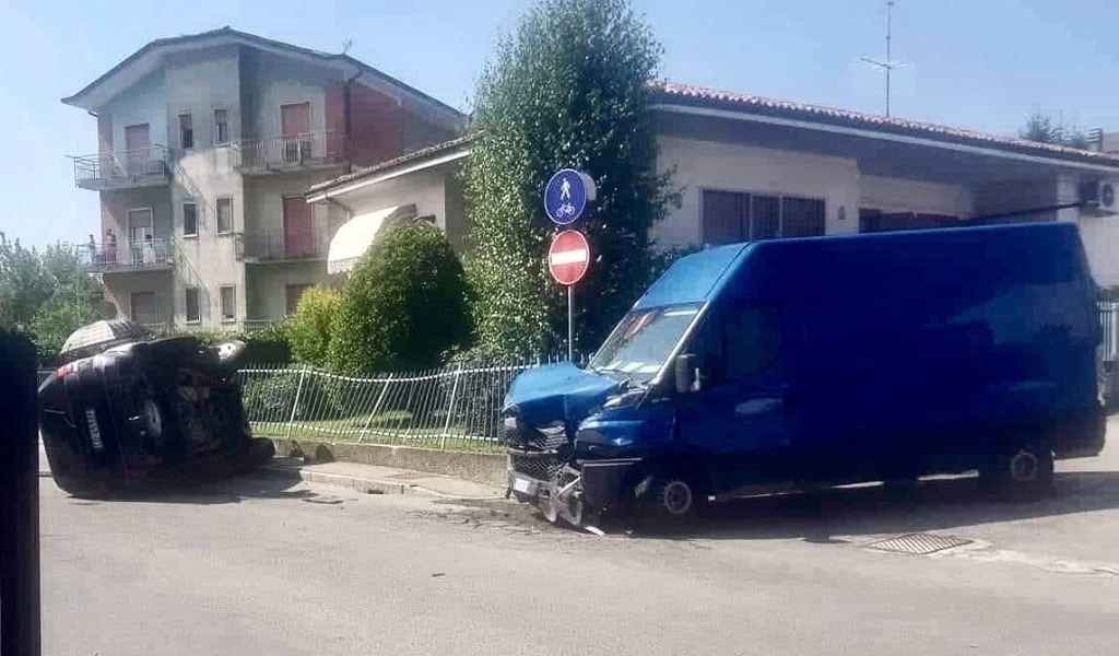 Auto si ribalta dopo lo schianto col furgone: guidatrice 37enne in ospedale