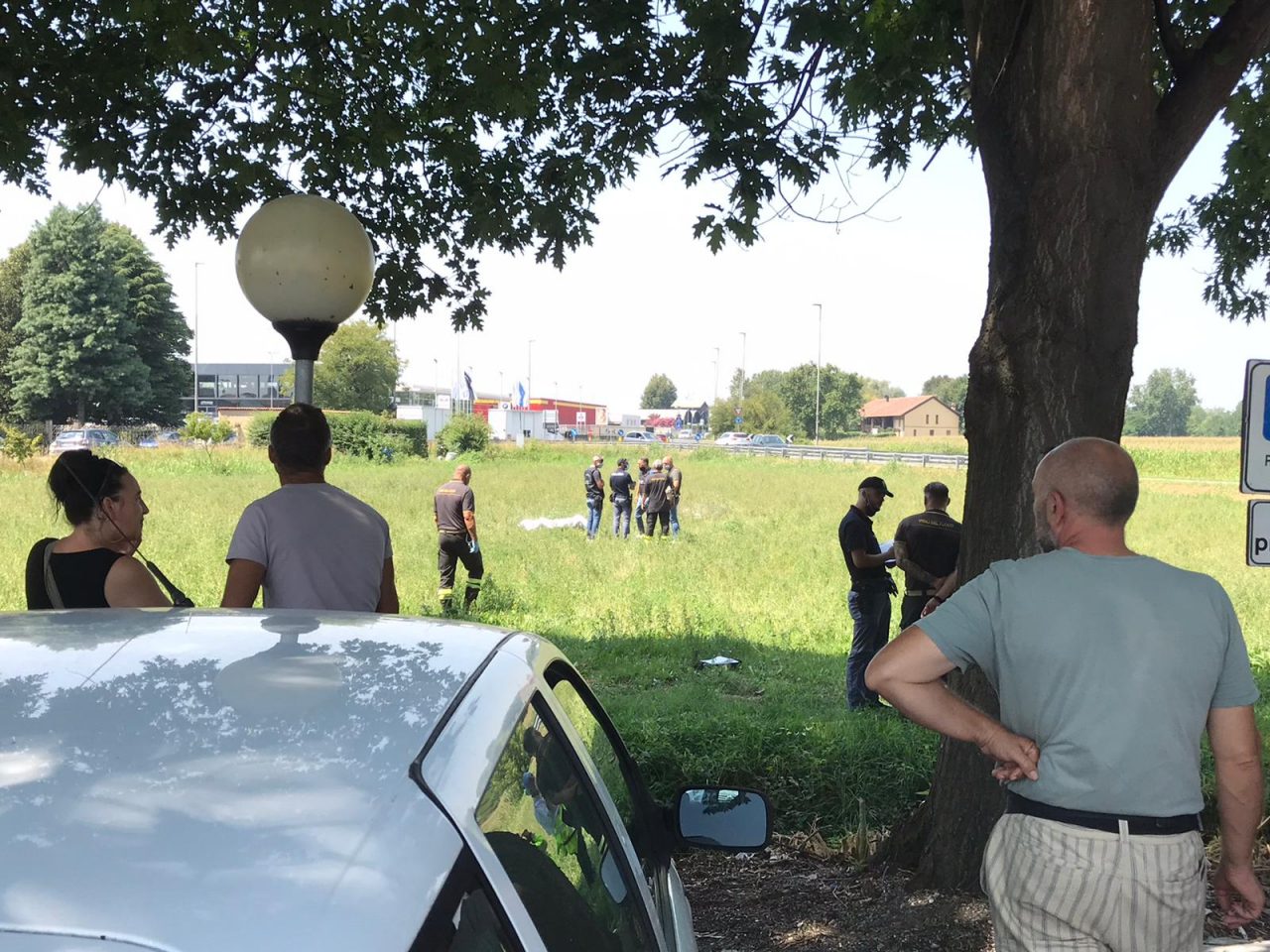 Si dà fuoco in un campo, donna muore mentre i curiosi riprendono la scena