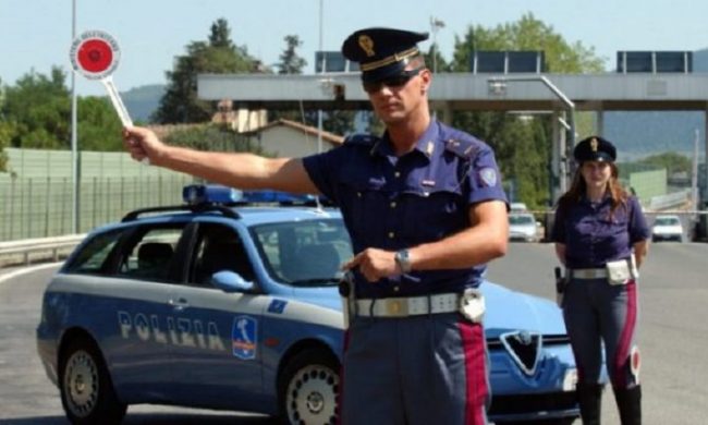 Si finge poliziotto e ferma auto in autostrada: “Per questa volta passi, ma si metta in regola”