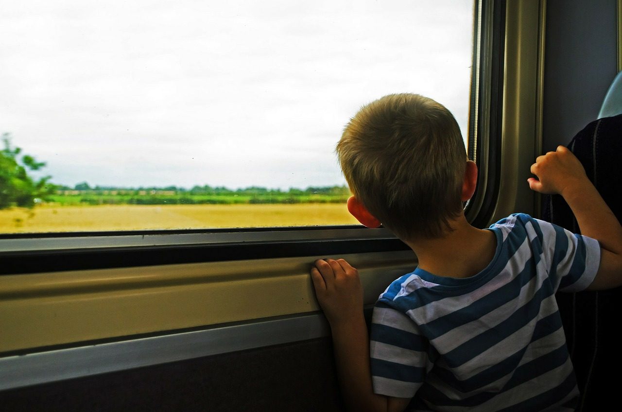 Bambino di 6 anni solo in treno: “Voglio andare dalla mamma”