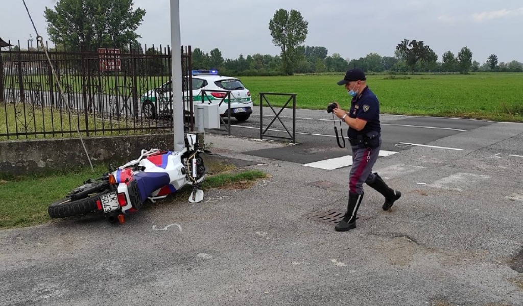 Sorpassa l’auto che gira a sinistra: ferito motociclista 25enne FOTO