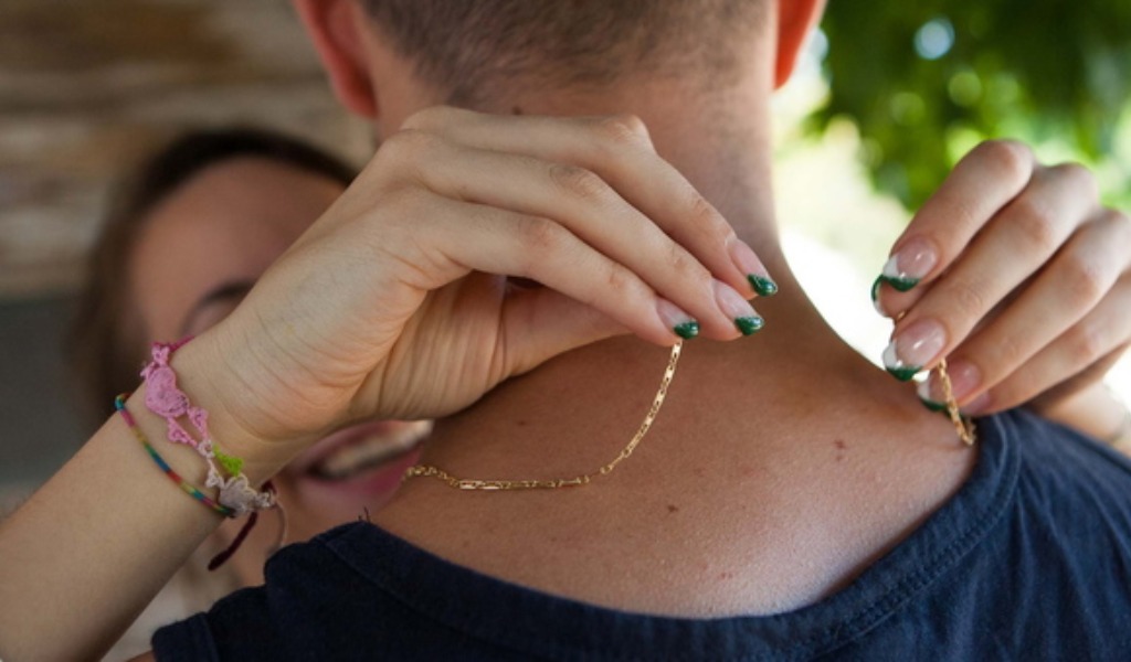 Si finge una sua conoscente, lo abbraccia… e la catenina d’oro sparisce