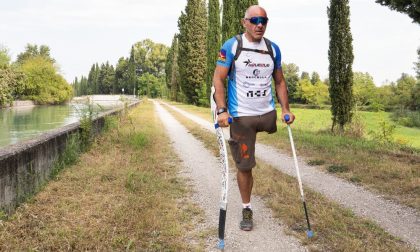 La via Postumia su una gamba sola: tappa a Cremona per l’atleta paralimpico Andrea Devicenzi