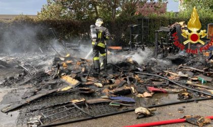 Fiamme in azienda, a fuoco una catasta di divani dismessi FOTO