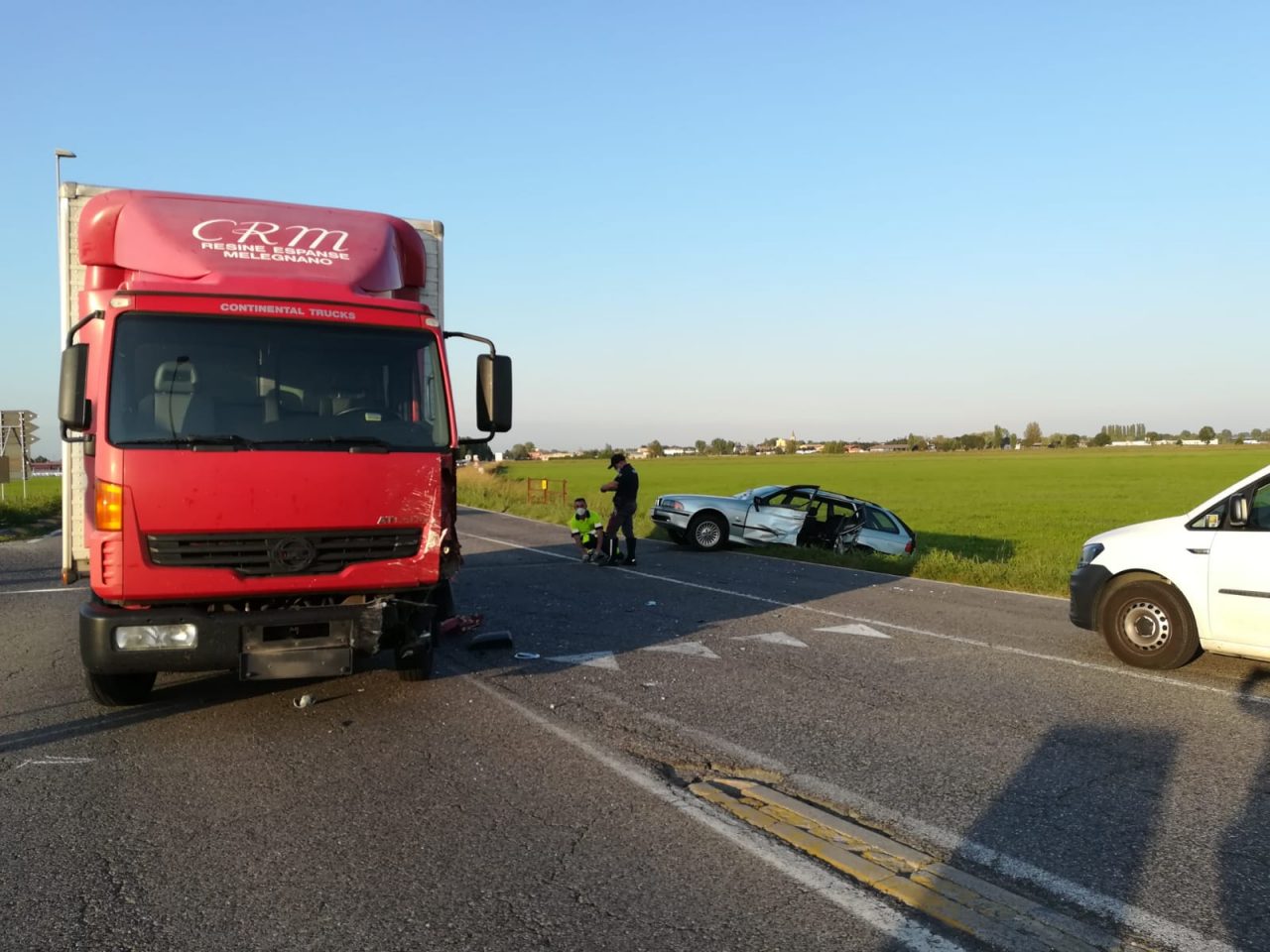 Scontro tra auto e camion ad Agnadello, 78enne incastrato tra le lamiere FOTO