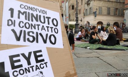 Un minuto di contatto visivo per riconnetterci: esperimento di pace in Piazza del Comune