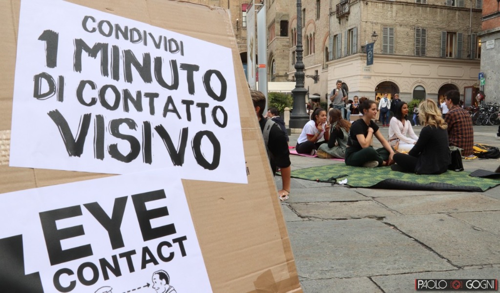 Un minuto di contatto visivo per riconnetterci: esperimento di pace in Piazza del Comune