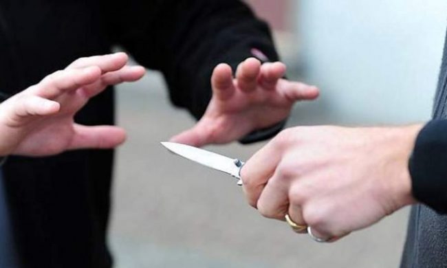 Regolamento di conti finisce nel sangue: due gemelli accoltellati da un cugino in piazza
