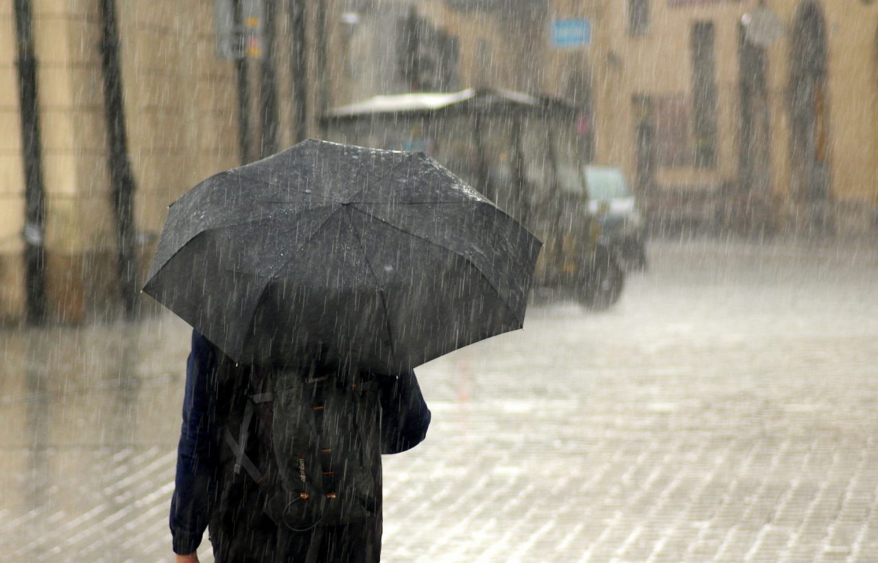 Precipitazioni diffuse, vento forte e temperature in picchiata: è allerta meteo