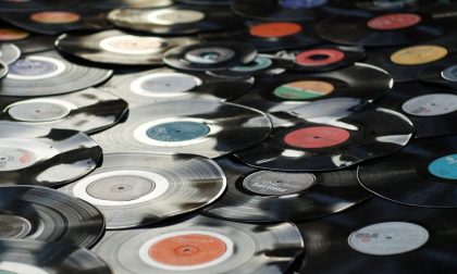 Appassionato di musica, acquista dischi in vinile online: ma è una truffa
