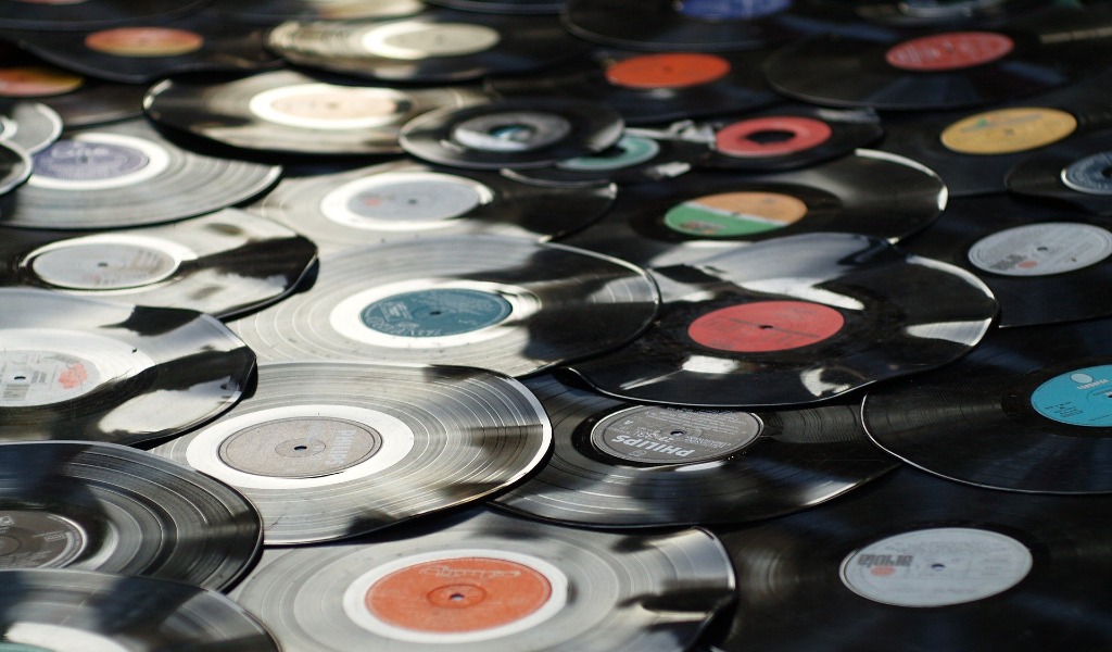 Appassionato di musica, acquista dischi in vinile online: ma è una truffa