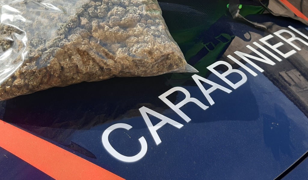 Trovato con un chilo di cannabis la “spaccia” ai Carabinieri come light