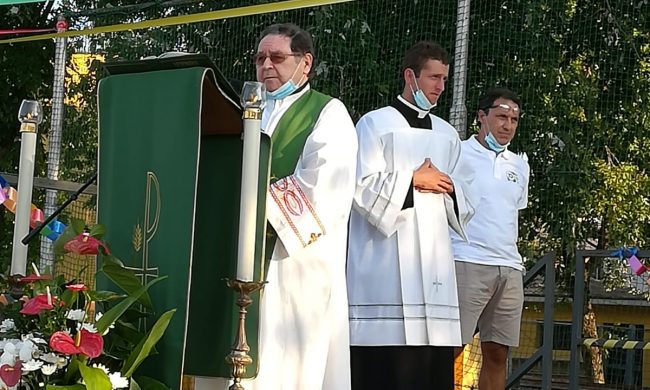 Il parroco a Messa: “Gli omosessuali sono malati”. Intanto il Papa apre alle unioni civili
