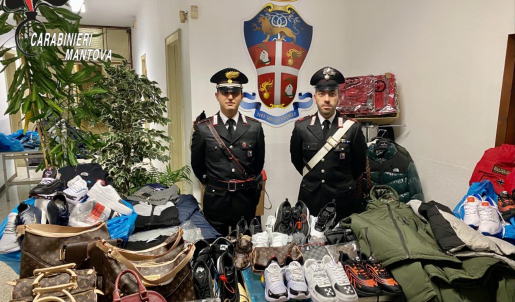 Scoperto il “magazzino del falso”, al suo interno oltre 500 capi contraffatti VIDEO