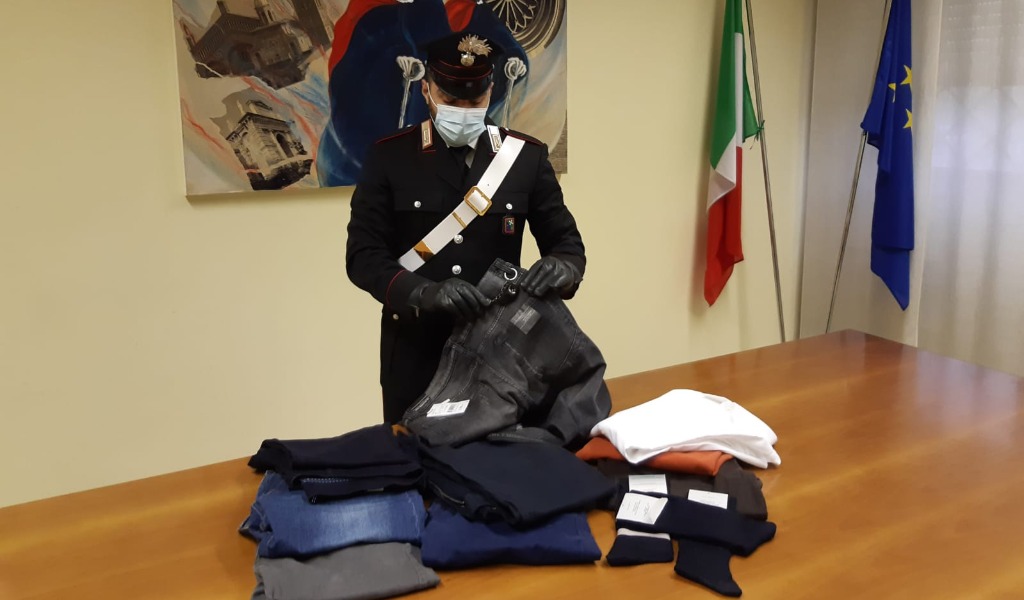 In auto hanno abbigliamento e cosmetici rubati: un 28enne e una 48enne denunciati