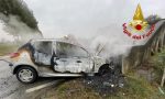 Auto si schianta contro il ponte e prende fuoco: salva 53enne FOTO